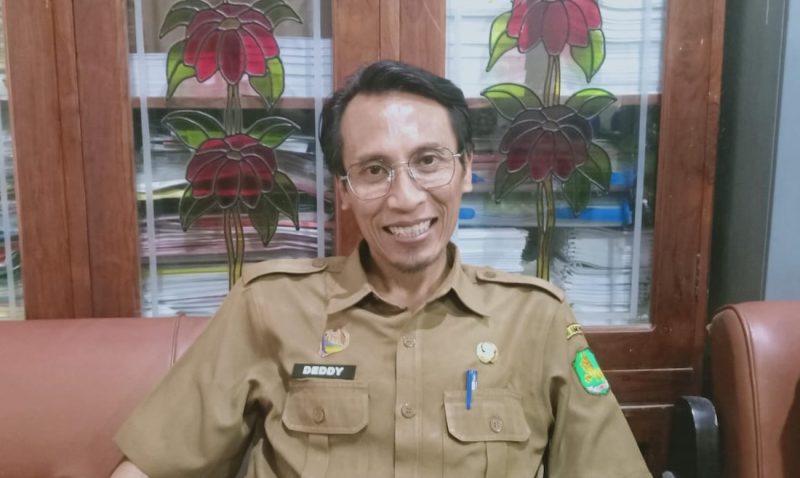 Kabid Persampahan DLH Sumenep, Deddy Surya, saat ditemui di kantornya (Za - garudajatim.com)