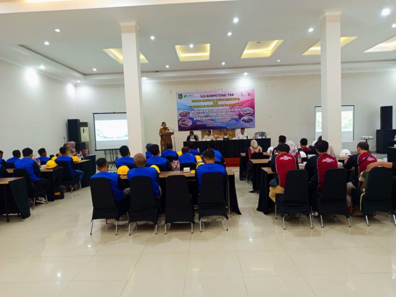 Dinas PUTR Sumenep, saat melaksanakan uji kompetensi tenaga kerja konstruksi (Za - garudajatim.com) 