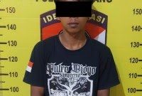 Pelaku curanmor berinisial MDS, warga Kabupaten Pasuruan, sesaat setelah ditangkap polisi usai mencuri sepeda motor (Za - garudajatim.com) 