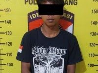 Pelaku curanmor berinisial MDS, warga Kabupaten Pasuruan, sesaat setelah ditangkap polisi usai mencuri sepeda motor (Za - garudajatim.com) 