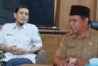 Kepala Dinas Sosial P3A Sumenep, Mustangin,(kiri) bersama Kepala Desa Galis, Giligenting, Akhmad Syafri Wiarda, saat duduk santai di kantornya (Za - garudajatim.com)