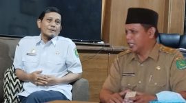 Kepala Dinas Sosial P3A Sumenep, Mustangin,(kiri) bersama Kepala Desa Galis, Giligenting, Akhmad Syafri Wiarda, saat duduk santai di kantornya (Za - garudajatim.com)