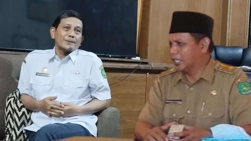 Kepala Dinas Sosial P3A Sumenep, Mustangin,(kiri) bersama Kepala Desa Galis, Giligenting, Akhmad Syafri Wiarda, saat duduk santai di kantornya (Za - garudajatim.com)