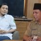 Kepala Dinas Sosial P3A Sumenep, Mustangin,(kiri) bersama Kepala Desa Galis, Giligenting, Akhmad Syafri Wiarda, saat duduk santai di kantornya (Za - garudajatim.com)