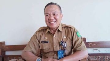 Kepala Bidang Pencegahan dan Pengendalian Penyakit (P2P) Dinas Kesehatan P2KB Sumenep, Achmad Syamsuri, saat menjelaskan tentang KLB Campak di ruang kerjnaya (Istimewa - garudajatim.com)