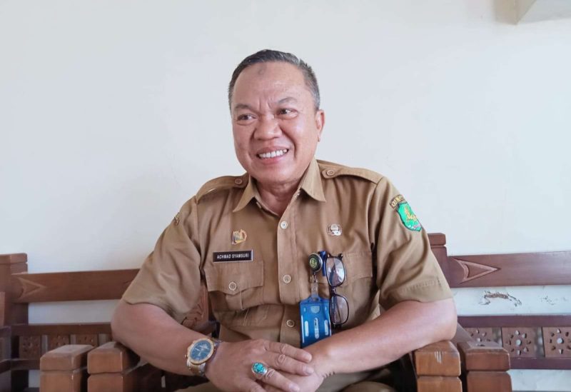 Kepala Bidang Pencegahan dan Pengendalian Penyakit (P2P) Dinas Kesehatan P2KB Sumenep, Achmad Syamsuri, saat menjelaskan tentang KLB Campak di ruang kerjnaya (Istimewa - garudajatim.com)