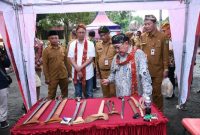 Kepala DPMPTSP Sumenep, R. Abd. Rahman Riadi, bersama Wakil Bupati Sumenep, KH. Imam Hasyim saat meninjau stan di acara Sumenep Investment Summit (Za - garudajatim.com)