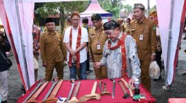 Kepala DPMPTSP Sumenep, R. Abd. Rahman Riadi, bersama Wakil Bupati Sumenep, KH. Imam Hasyim saat meninjau stan di acara Sumenep Investment Summit (Za - garudajatim.com) 