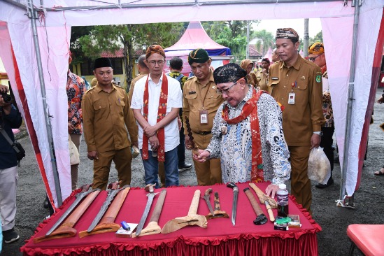 Kepala DPMPTSP Sumenep, R. Abd. Rahman Riadi, bersama Wakil Bupati Sumenep, KH. Imam Hasyim saat meninjau stan di acara Sumenep Investment Summit (Za - garudajatim.com) 
