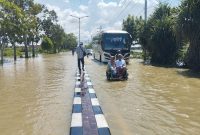 Jalan raya Selamat datang Sumenep terendam banjir (Za - garudajatim.com)