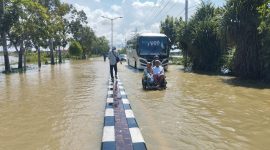 Jalan raya Selamat datang Sumenep terendam banjir (Za - garudajatim.com) 