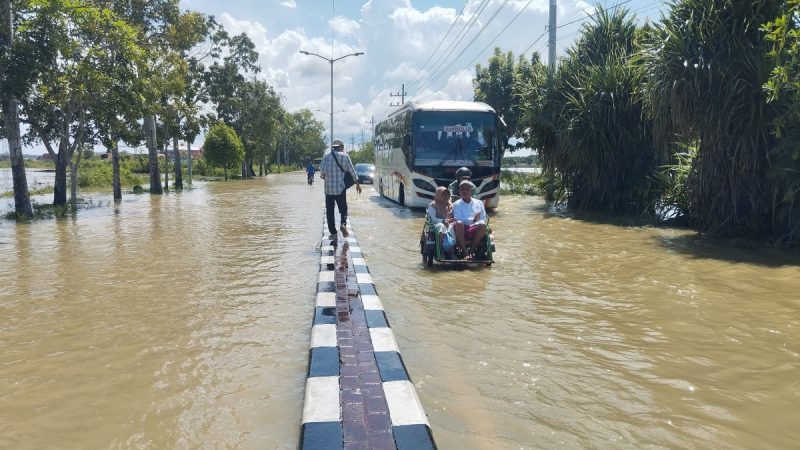 Jalan raya Selamat datang Sumenep terendam banjir (Za - garudajatim.com) 