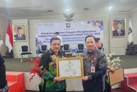 Kepala Bakesbangpol Sumenep, Achmad Dzulkarnain(kiri) dan Kepala Bappeda Arif Firmanto(kanan) saat Menerima Penghargaan dari Kemendagri di Gedung F Jakarta (istimewa - garudajatim.com)