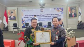 Kepala Bakesbangpol Sumenep, Achmad Dzulkarnain(kiri) dan Kepala Bappeda Arif Firmanto(kanan) saat Menerima Penghargaan dari Kemendagri di Gedung F Jakarta (istimewa - garudajatim.com)