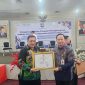 Kepala Bakesbangpol Sumenep, Achmad Dzulkarnain(kiri) dan Kepala Bappeda Arif Firmanto(kanan) saat Menerima Penghargaan dari Kemendagri di Gedung F Jakarta (istimewa - garudajatim.com)