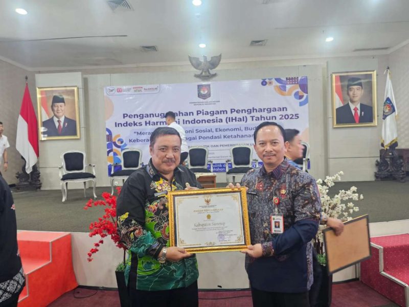 Kepala Bakesbangpol Sumenep, Achmad Dzulkarnain(kiri) dan Kepala Bappeda Arif Firmanto(kanan) saat Menerima Penghargaan dari Kemendagri di Gedung F Jakarta (istimewa - garudajatim.com)