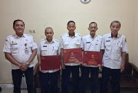 ASN Bapenda Kabupaten Sumenep usai menerima penghargaan Tanda Kehormatan Satyalancana Karya Satya X Tahun dari Presiden Republik Indonesia (Za - garudajatim.com)