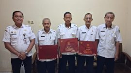 ASN Bapenda Kabupaten Sumenep usai menerima penghargaan Tanda Kehormatan Satyalancana Karya Satya X Tahun dari Presiden Republik Indonesia (Za - garudajatim.com)