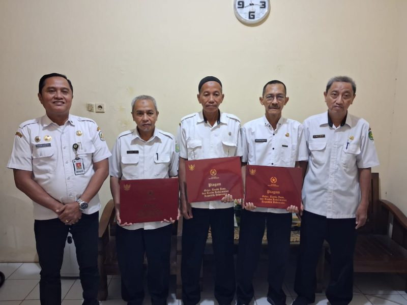 ASN Bapenda Kabupaten Sumenep usai menerima penghargaan Tanda Kehormatan Satyalancana Karya Satya X Tahun dari Presiden Republik Indonesia (Za - garudajatim.com)