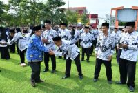 Wabub Sumenep, Imam Hasyim, saat bersalaman dengan ASN di momentum HGN dan HUT ke-54 Korpri (Za - garudajatim.com)