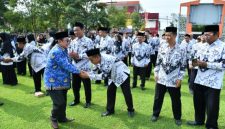 Wabub Sumenep, Imam Hasyim, saat bersalaman dengan ASN di momentum HGN dan HUT ke-54 Korpri (Za - garudajatim.com)