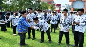 Wabub Sumenep, Imam Hasyim, saat bersalaman dengan ASN di momentum HGN dan HUT ke-54 Korpri (Za - garudajatim.com)