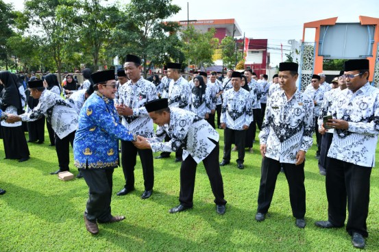 Wabub Sumenep, Imam Hasyim, saat bersalaman dengan ASN di momentum HGN dan HUT ke-54 Korpri (Za - garudajatim.com)