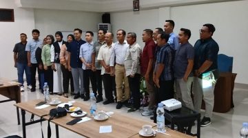 Kepala Bapenda Sumenep Faruk Hanafi, dan Kepala UPT PPD Jawa Timur Sumenep Samtiono, saat di Acara Capasity Building di Hotel & Resort Royal di Kota Batu Malang (Za - garudajatim.com)