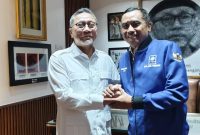 Faisal Muhlis,(Kanan) usai ditetapkan menjadi tongkat kepemimpinan PAN di Kabupaten Sumenep (Za - garudajatim.com)