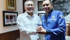 Faisal Muhlis,(Kanan) usai ditetapkan menjadi tongkat kepemimpinan PAN di Kabupaten Sumenep (Za - garudajatim.com)