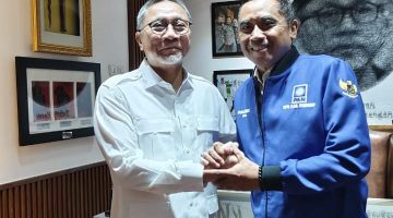 Faisal Muhlis,(Kanan) usai ditetapkan menjadi tongkat kepemimpinan PAN di Kabupaten Sumenep (Za - garudajatim.com)