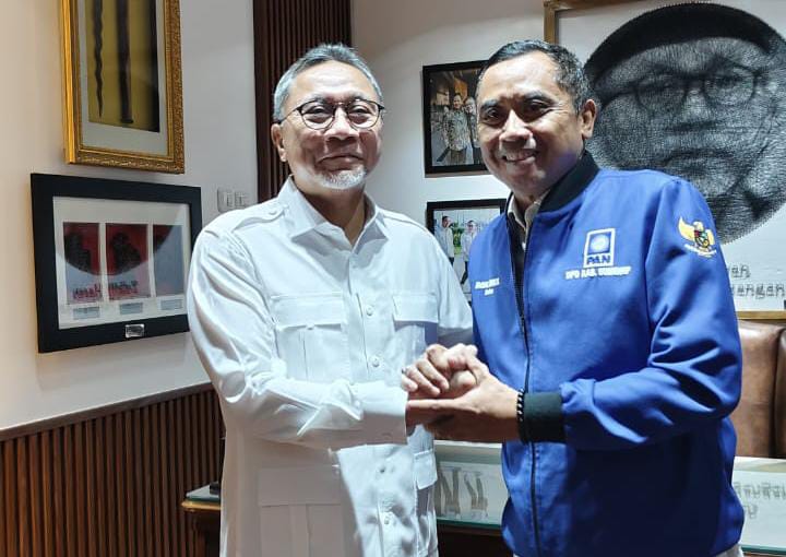 Faisal Muhlis,(Kanan) usai ditetapkan menjadi tongkat kepemimpinan PAN di Kabupaten Sumenep (Za - garudajatim.com)