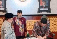 Wakil Bupati Sumenep, Imam Hasyim, saat penandatanganan kerja sama strategis DLH dan PT SBI (Za - garudajatim.com) 