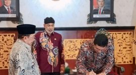 Wakil Bupati Sumenep, Imam Hasyim, saat penandatanganan kerja sama strategis DLH dan PT SBI (Za - garudajatim.com) 