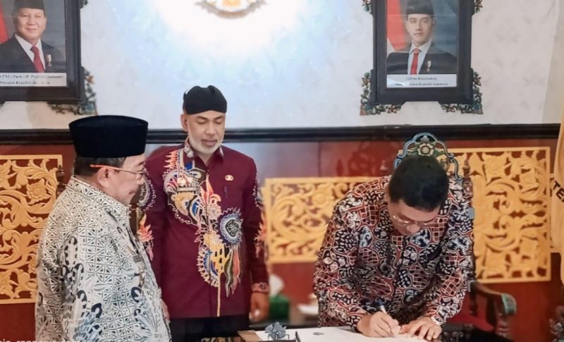 Wakil Bupati Sumenep, Imam Hasyim, saat penandatanganan kerja sama strategis DLH dan PT SBI (Za - garudajatim.com) 