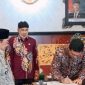 Wakil Bupati Sumenep, Imam Hasyim, saat penandatanganan kerja sama strategis DLH dan PT SBI (Za - garudajatim.com) 