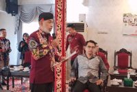 Plt Kepala DLH Sumenep, Anwar Syahroni Yusuf,  saat sambutan di acara penandatanganan kontrak sampah RDF (Za - garudajatim.com)