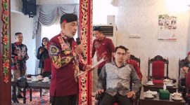 Plt Kepala DLH Sumenep, Anwar Syahroni Yusuf,  saat sambutan di acara penandatanganan kontrak sampah RDF (Za - garudajatim.com)