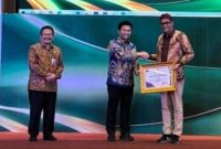 Kepala BRIDA Sumenep, Benny Irawan Saat Menerima Penghargaan Dari Wakil Gubernur Jawa Barat Emil Elestianto Dardak (Istimewa - Garudajatim.com)