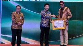 Kepala BRIDA Sumenep, Benny Irawan Saat Menerima Penghargaan Dari Wakil Gubernur Jawa Barat Emil Elestianto Dardak (Istimewa - Garudajatim.com)