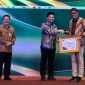 Kepala BRIDA Sumenep, Benny Irawan Saat Menerima Penghargaan Dari Wakil Gubernur Jawa Barat Emil Elestianto Dardak (Istimewa - Garudajatim.com)
