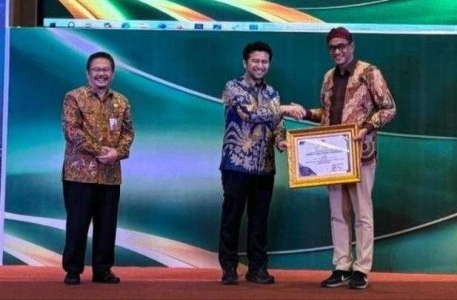 Kepala BRIDA Sumenep, Benny Irawan Saat Menerima Penghargaan Dari Wakil Gubernur Jawa Barat Emil Elestianto Dardak (Istimewa - Garudajatim.com)