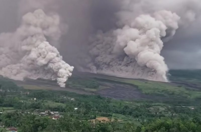 Foto Gunung Semeru mengalami Erupsi (istimewa - garudajatim.com)