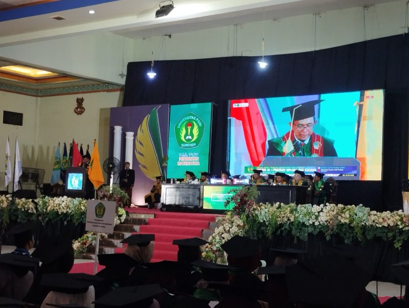 Universitas PGRI Sumenep, Jawa Timur, saat menggelar wisuda perdana program diploma dan sarjana angkatan ke-1 (Za - garudajatim.com)