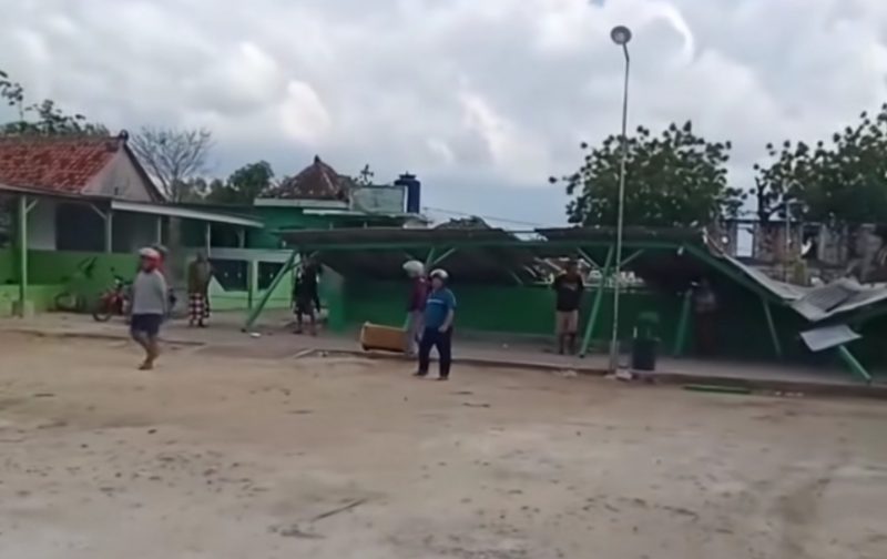 Sekolah ambruk di Sumenep (Za - garudajatim.com)