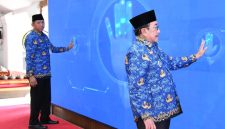 Kepala Disdukcapil Sumenep, R. Ach. Syahwan Effendi, bersama Wabub Sumenep, Imam Hasyim, saat meluncurkan aplikasi SIKERIS (Za - Garuda Jatim)
