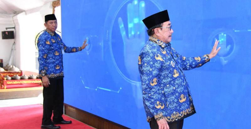 Kepala Disdukcapil Sumenep, R. Ach. Syahwan Effendi, bersama Wabub Sumenep, Imam Hasyim, saat meluncurkan aplikasi SIKERIS (Za - Garuda Jatim)