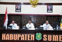 Kepala Bapenda Sumenep, Faruk Hanafi, bersama Plt. Sekdakab, Raden Achmad Syahwan Effendy saat di acara Optimalisasi Implementasi Pembayaran Retribusi Pelayanan Kesehatan dengan Kanal QRIS dan Penggunaan Kartu Kredit Indonesia (KKI) (Za - garudajatim.com) 