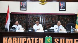 Kepala Bapenda Sumenep, Faruk Hanafi, bersama Plt. Sekdakab, Raden Achmad Syahwan Effendy saat di acara Optimalisasi Implementasi Pembayaran Retribusi Pelayanan Kesehatan dengan Kanal QRIS dan Penggunaan Kartu Kredit Indonesia (KKI) (Za - garudajatim.com) 