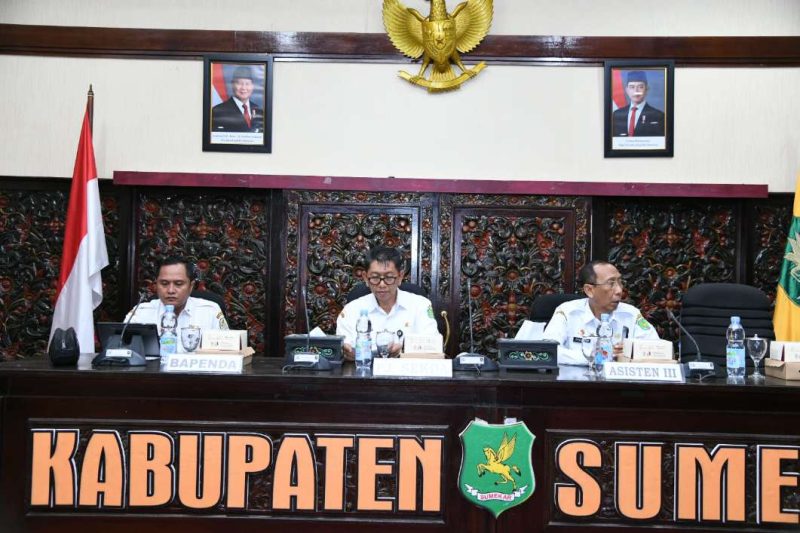 Kepala Bapenda Sumenep, Faruk Hanafi, bersama Plt. Sekdakab, Raden Achmad Syahwan Effendy saat di acara Optimalisasi Implementasi Pembayaran Retribusi Pelayanan Kesehatan dengan Kanal QRIS dan Penggunaan Kartu Kredit Indonesia (KKI) (Za - garudajatim.com) 